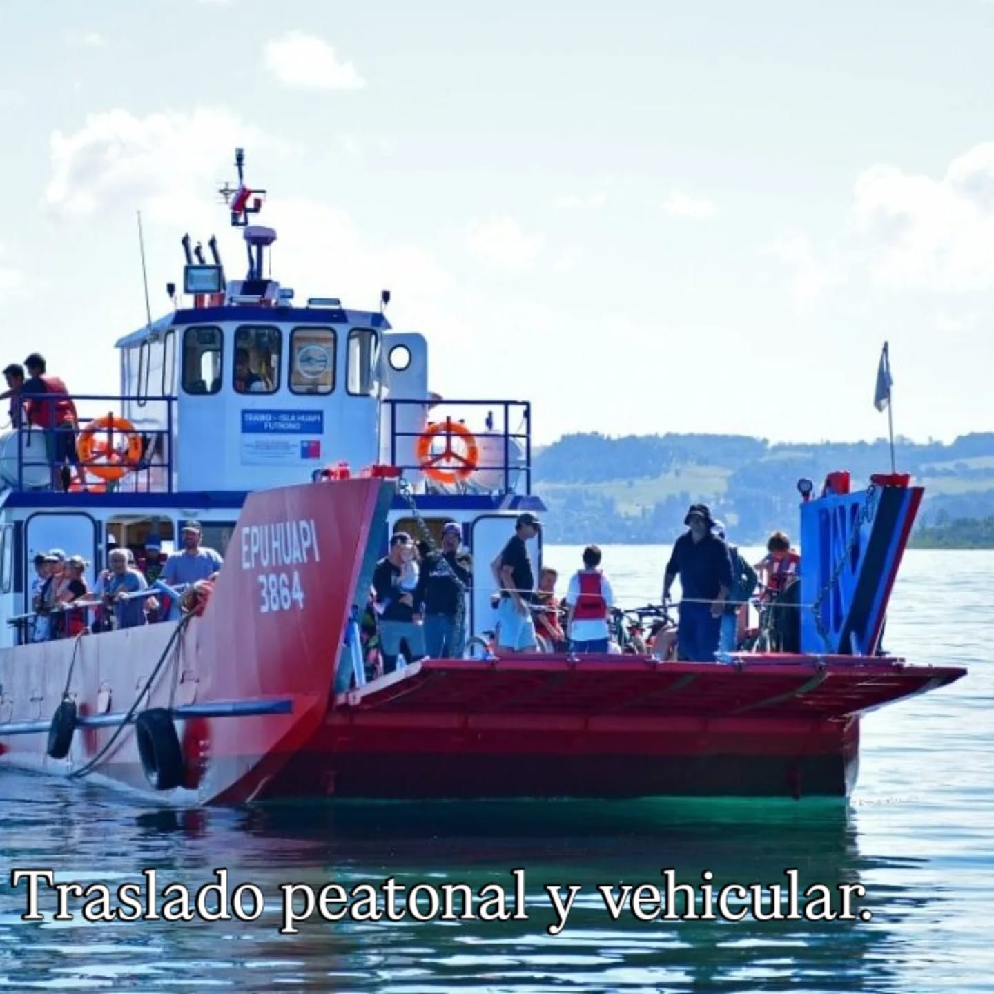 Barcaza con rumbo a Isla Huapi